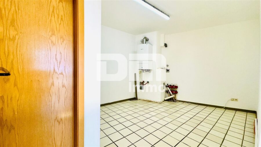 Schöne zentral gelegenes Büro mit zwei Balkonen und Tiefgaragenstellplatz - Aktenraum / Sozialraum